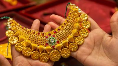 Gold Rate: धनतेरस से पहले सस्ता हो गया सोना, चांदी भी सस्ती, जान लीजिए आपके शहर में कितना कम हुआ गोल्ड रेट