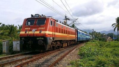 Train Cancelled: 'मोंथा' चक्रवात के कारण 60 से अधिक ट्रेनें रद्द, सफर पर निकलने से पहले लिस्ट देखना न भूलें
