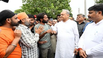 Jaipur SMS Hospital Fire: अस्पताल में लगी आग के बाद जायजा लेने पहुंचे अशोक गहलोत, सरकार पर दागे सवाल