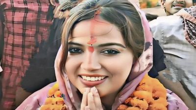 Jyoti Singh: 'जो पति की नहीं वो किसी की नहीं', पवन सिंह की बीवी ज्योति ने काराकाट से भरा नामांकन, भड़के फैंस