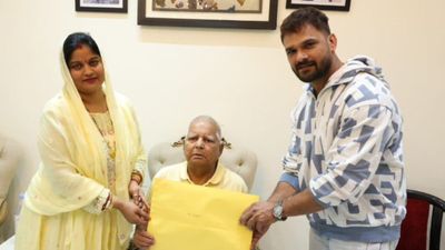 Khesari Lal Yadav: बीवी की जगह खेसारी लाल यादव क्यों उतरे चुनावी रण में? लालू संग शेयर की तस्वीर, मचा बवाल 