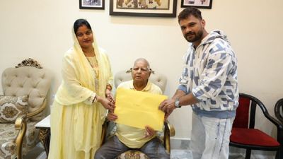 Bihar Election 2025: खेसारी लाल यादव के चुनाव लड़ने पर मनोज तिवारी ने दी नसीहत, जो कहा वो आप भी सुनिए