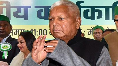 Bihar Chunav 2025: RJD ने 27 नेताओं को पार्टी से निकाला, क्या टूटने लगा है लालू यादव का संगठनात्मक नियंत्रण?