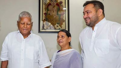 IRCTC केस में लालू, राबड़ी और तेजस्वी के खिलाफ आरोप तय! क्या अब जाएंगे जेल?