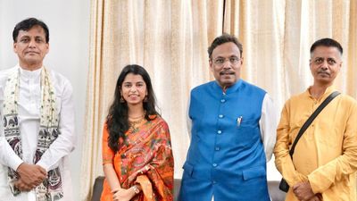  Bihar Chunav: चुनाव ऐलान के बाद क्या मधुबनी से लड़ेंगी मैथिली ठाकुर, पिता रमेश ठाकुर ने बताया सच