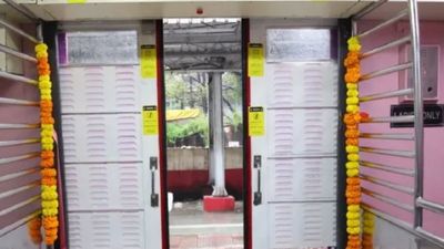 Mumbai local train: खुशखबरी, क्लोज-डोर वाली लोकल ट्रेन का प्रोटोटाइप बनकर हुआ तैयार, जल्‍द होगा पायलट ट्रायल 