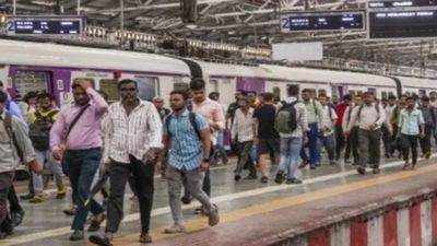 Mumbai Local train: लोकल ट्रेन से होने वाली मौतों को रोकने के लिए रेलवे प्रशासन ने उठाया बड़ा कदम