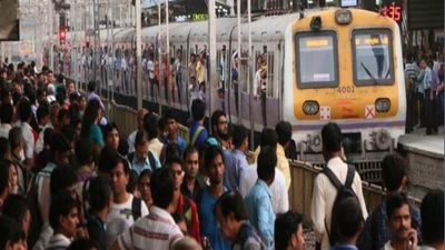 Mumbai local trian: मुंबई लोकल ट्रेन के ये 10 स्‍टेशनों का होगा कायाकल्‍प, जल्‍द रेलवे के कंट्रोल में होंगे