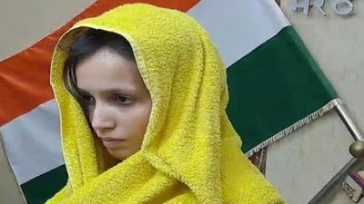 नीले ड्रम वाली कातिल मुस्कान को जेल में मिला नया पावरफुल भाई, तिलक लगाकर उतारी आरती