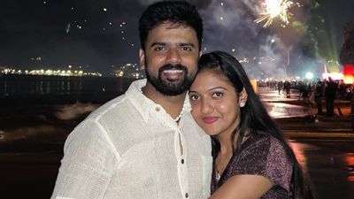 Love Story: ट्रेनिंग में ही एक-दूसरे के लिए धड़क उठा था दिल! अब मुश्किल में है IAS सृष्टि के पति का करियर?