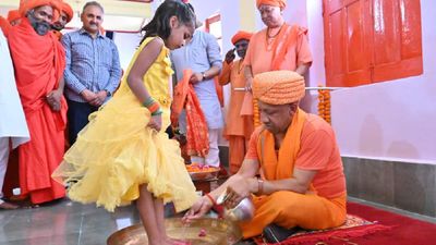 बेटियों के पांव पखार सीएम योगी ने की मातृ शक्ति की आराधना, अपने हाथों से परोसा भोजन