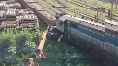 Hapur News: हापुड़ रेलवे स्टेशन के रेलवे यार्ड में ट्रैक से उतरा इंजन, ट्रेनें हुईं बाधित 