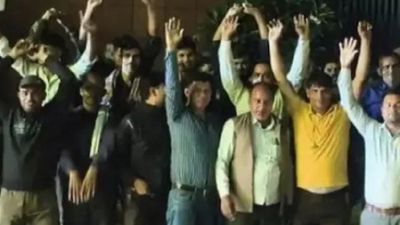 UP News: नाराज हुए कर्मचारी तो आम लोगों को दे दिया यह खास गिफ्ट, यह है पूरा मामला
