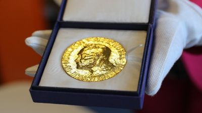 Nobel Prize: किस आधार पर मिलता है दुनिया का सबसे बड़ा अवॉर्ड? कितनी होती है प्राइज मनी? डिटेल चौंकाने वाली!