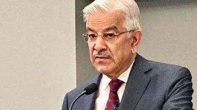 पाकिस्तान के रक्षा मंत्री ने शांति वार्ता के बीच अफगानिस्तान को दी चेतावनी- शांति नहीं तो होगा खुला युद्ध