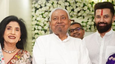 नाराजगी हुई खत्‍म, छठ पर्व पर घर पहुंचे नीतीश कुमार का पैर छूकर चिराग पासवान ने लिया आर्शीवाद