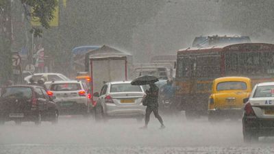 Rain Alert: दार्जीलिंग में भारी बारिश का कहर, बालेसन नदी का पूल गिरने से यातायात ठप, लैंडस्लाइड में कई की मौत