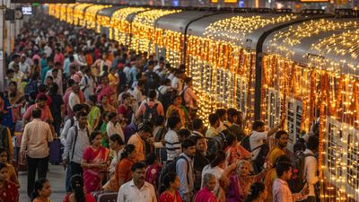 Indian Railways: छठ पर रेलवे ने की बड़ी तैयारी! चला रहा 1,500 स्पेशल ट्रेन, अभी चेक कर लें रूट