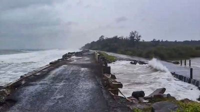 Aaj Ka Mausam: लैंडफॉल के बाद चक्रवात मोंथा का तांडव,रेड अलर्ट पर कई राज्य, भारी बारिश से रद्द हुई कई फ्लाइट्स