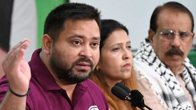 Bihar Chunav 2025: 'फैक्ट्री गुजरात में, विक्ट्री बिहार में', महागठबंधन के CM फेस तेजस्वी ने लगाए PM पर आरोप