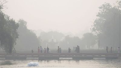 Aaj ka Mausam: कहीं बारिश का रेड अलर्ट, कहीं हवा हुई जहरीली! कहां कैसा है मौसम का मिजाज?