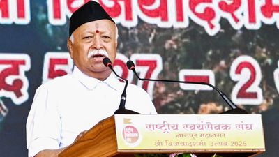 RSS प्रमुख मोहन भागवत ने की ट्रम्प की टैरिफ नीति की आलोचना, शताब्दी समारोह में स्वदेशी अपनाने पर जोर दिया