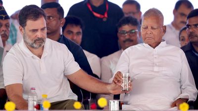 Bihar Chunav 2025: बिहार में तेजस्वी यादव और मुकेश सहनी की जोड़ी से बदलेगा सियासी समीकरण, NDA पर बढ़ा दबाव!