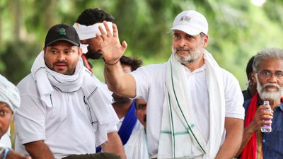 Bihar Chunav: टूट गया महागठबंधन! कांग्रेस उम्मीदवार के खिलाफ इस सीट पर तेजस्वी यादव ने उतारें कैंडिडेट