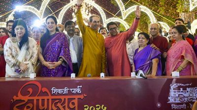दिवाली पर ठाकरे ब्रदर्स की बढ़ी मुश्किल, मुंबईकरों ने उद्धव-राज ठाकरे के खिलाफ पुलिस में दर्ज करवाई शिकायत