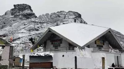 Uttarakhand weather देहरादून समेत कई जिलों में बारिश का दौर, पहाड़ों में बर्फबारी से गिरा तापमान, जानिए कहां 