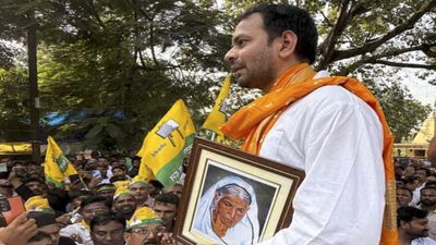 Bihar Chunav: चुनाव से पहले मुश्किल में फंसे तेज प्रताप यादव, आचार संहिता उल्लंघन का मामला दर्ज