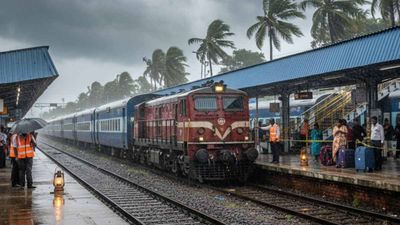 Trains Cancelled: आंध्रा की 15, विशाखापत्तनम से गुजरने वाली 32 ट्रेनें रद्द, रेलवे ने क्यों उठाया ये कदम?