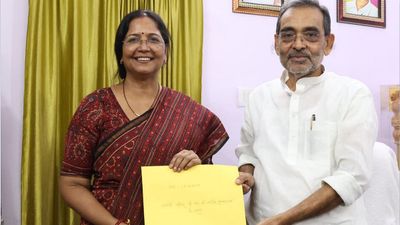 Snehlata kushwaha: कौन हैं उपेंद्र कुशवाहा की पत्नी स्नेहलता, सासाराम सीट से लड़ेंगी चुनाव, क्या करती हैं काम