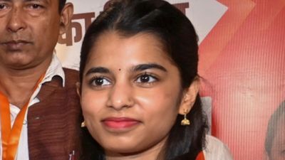 'वो हरे गमझे डाल कर, कर रहे ये इशारा', अलीनगर में वोटिंग के दौरान बीजेपी कैंडिडेट मैथिली ठाकुर ने लगाए आरोप