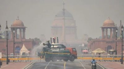 Delhi AQI: खतरे में देश का 'दिल', AQI 400 के पार, दमघोंटू हवा से लोग परेशान, नई एडवाइजरी जारी