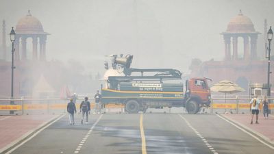 Delhi AQI: दिल्ली में सांस लेना मुश्किल! AAP का BJP पर AQI डेटा छेड़छाड़ का आरोप, क्या हटेगा 'हवा पर टैक्स'?