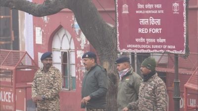 Delhi Blast Update: लाल किला ब्लास्ट के बाद दिल्ली NCR में बढ़ी चौकसी, मेट्रो स्टेशनों पर हाई अलर्ट