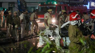 Delhi Red Fort Blast: कार विस्फोट से दहली दिल्ली, धमाका इतना तेज चारों तरफ धुआं और चीखें गूंज उठीं