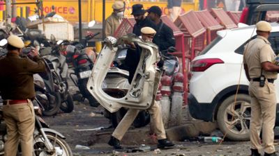 Delhi Blast: 'रहस्यमयी' कार में बैठकर फरार हुए हमलावर, UP-हरियाणा तक नाकाबंदी कर ढूंढ रही पुलिस