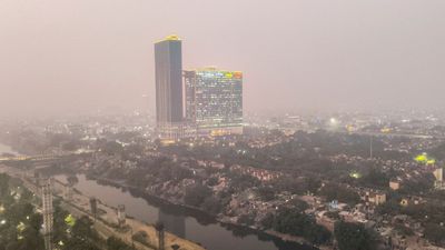 Delhi की जहरीली हवा बनी बच्चों की दुश्मन, स्कूलों ने उठाया बड़ा कदम, सोमवार से बंद हैं क्लासेज?