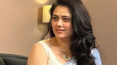 'घंटेभर की कीमत क्या है?' फेमस एक्ट्रेस को किए गंदे मैसेज, 'नीली साड़ी वाली' का रातोंरात हुआ ऐसा हाल