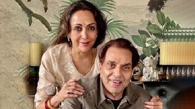 Dharmendra Health: धर्मेंद्र की तबीयत बिगड़ने को लेकर हेमा मालिनी का बड़ा बयान, इशारों में कही ऐसी बात