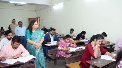 DDU University में संविदा सहायक प्रोफेसर परीक्षा संपन्न, 36 पदों के लिए 104 अभ्यर्थियों ने दी परीक्षा