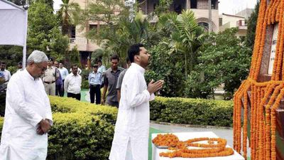 10वीं बार CM बने नीतीश के बेटे Nishant कितने पढ़े-लिखे हैं? राजनीति से दूर लेकिन कमाई में पिता से भी आगे!