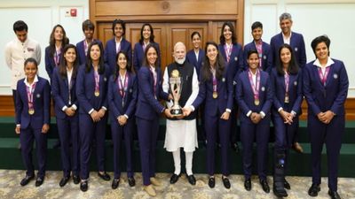 Women's World Cup 2025: विश्व विजेता बेटियों से मिले पीएम मोदी, वर्ल्ड कप के साथ क्लिक करवाई फोटो