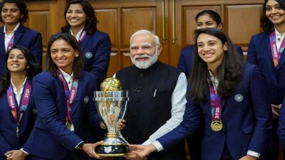 World Cup: पीएम मोदी ने टीम के साथ खिंचवाई फोटो, क्‍यों नहीं छुई महिला वर्ल्‍ड कप ट्राफी? क्‍या है वजह 