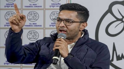 Bengal Sir: चुनाव आयोग के साथ मीटिंग के बाद Abhishek Banerjee का आरोप, 'CEC मुझे उंगली दिखा रहे थे'