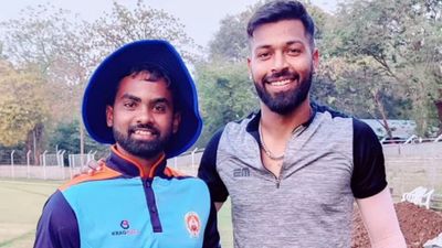 SMAT 2025: डेब्यू मैच में शतक जड़ कर ली वर्ल्ड रिकॉर्ड की बराबरी, क्या इस धुरंधर को IPL में मिलेगा मौका? 