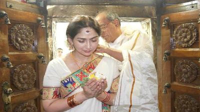  Love Story: 24 साल छोटी लड़की से इश्क कर बैठा ये नेता, 5 बच्चों के पिता की बोल्ड तस्वीरों ने मचाया था तहलका