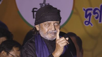 Bengal Election 2026: ममता बनर्जी के खिलाफ उतरे एक्टर मिथुन चक्रवती, हिंदुओं से की TMC को हराने की अपील